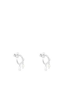 Pendientes de aro de plata con un acabado liso, adornados con una perla en forma de pera y un pequeño charm colgando de cada aro.