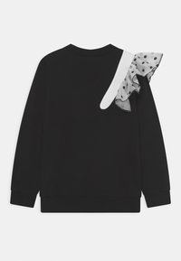 Sudadera negra de manga larga, con un volado de lunares blancos en el hombro izquierdo y una textura de tela suave y lisa.