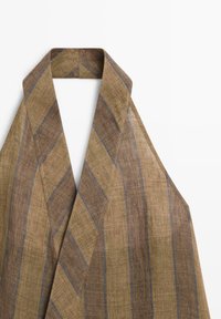 Brun og beige striped hørhalstørklæde foldet med en bred krave, lagt fladt på en hvid baggrund.