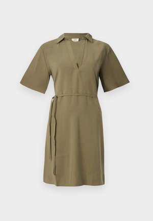 Olivroheline lühikeste varrukatega kleit V-kaelusega ja vööga taljes. Valmistatud siledast kangast, millel on lõdvestunud siluett ja puhased jooned.