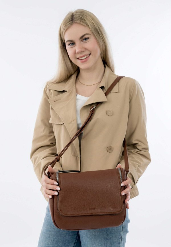 TOURS RUE - Umhängetasche - cognac