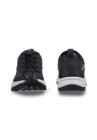 Scarpe da ginnastica nere con tomaia in tessuto a rete, sistema di allacciatura, tallone rinforzato e suola intermedia bianca, caratterizzate da una suola in gomma testurizzata.