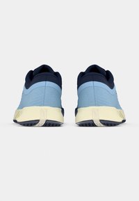 Μπλε υφασμάτινα αθλητικά παπούτσια με ναυτικές λεπτομέρειες και ανοιχτό κρεμ σόλα. Διαθέτουν λεία υφή και τακούνι για εύκολη φόρεμα.