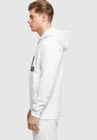 Merchcode NOW OR NEVER BASIC - Hoodie - white