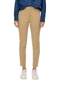 Khakifärgade slim-fit byxor med en slät textur, med framfickor, knäppning med knapp och i kombination med vita sneakers.