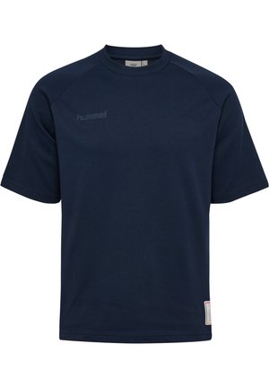 Mørkeblå kortærmet sport T-shirt med rund halsudskæring, med et diskret "hummel"-logo på brystet og en lille mærkat tæt på kanten på venstre side.