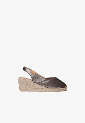 Metallisk brun læder kileespadrille sandal med jutesål og strop om hælen, vist fra siden på hvid baggrund.