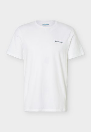 Bijela majica kratkih rukava s okruglim izrezom i malim crnim logotipom Columbia na gornjem lijevom dijelu prsa na jednobojnoj pozadini.