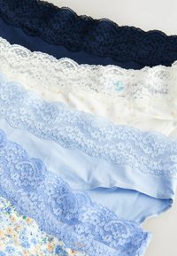 Set od pet pari ženskog donjeg rublja s čipkastim rubom u tamnoplavoj, bijeloj i različitim nijansama plave, s cvjetnim i točkastim uzorcima.