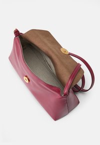 Bolsa de couro castanho-avermelhado com aba em camurça, ferragens douradas e acabamento texturizado. O interior apresenta forro cinza claro e um design de compartimento único.