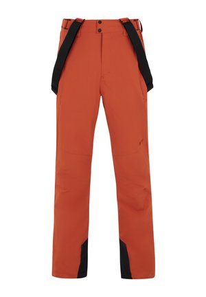 Pantalons de ski imperméables orange avec bretelles noires réglables, accents noirs renforcés aux poignets et poches zippées à l'avant.