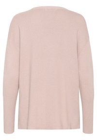 Pull en tricot rose clair avec une coupe ample, des manches longues, un col rond et une texture côtelée horizontale sur le tissu.