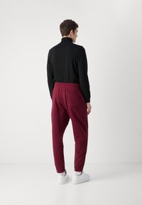 Tommy Jeans CREST - Trainingsbroek - deep rouge