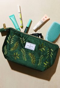 The Flat Lay Co. LUNAR POUCH  - Trousse - green leaves