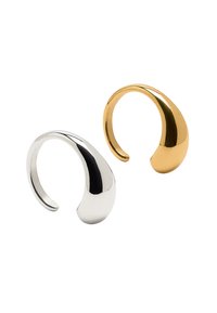 Dwa minimalistyczne kolczyki w kształcie otwartych obręczy: jeden w polerowanym srebrze, drugi w polerowanym złocie. Gładki, zaokrąglony kształt z lekko kulistym końcem.