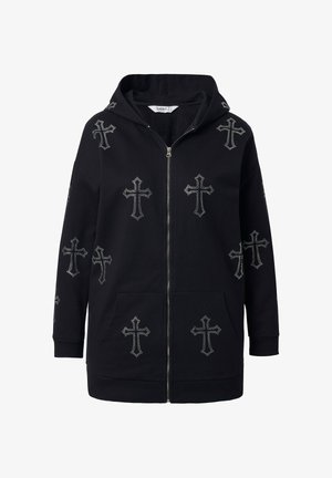 Schwarze Zip-Hoodie mit Kapuze, die silberne Nietenkreuzmuster aufweist und große Fronttaschen hat. Baumwollmix-Stoff mit weicher Textur.