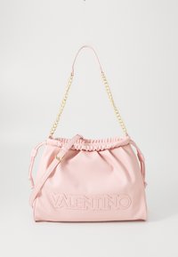 Rozā ādas plecu soma ar sakompresētu augšpusi, regulējamu siksnu un zelta ķēdes akcentiem. Iezīmēts ar iecirsto "Valentino" logo priekšpusē.