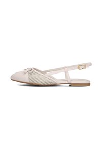 Vlakke, beige slingback schoenen met een mesh zijpaneel, een strikdetail op de teen en een kleine gouden gesp op de band. Gladde leren textuur.