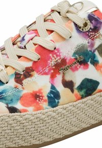 Blumenmuster-Sneaker mit einem strukturierten Obermaterial in lebhaften Farben, beigen Schnürsenkeln und einer gewebten Sohle im Jute-Stil. Goldene Logo-Akzentierung enthalten.