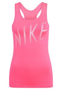 Felroze Nike mouwloos sporttanktop met racerback-design en groot wit diagonaal gestreept "NIKE"-logo op de voorkant.