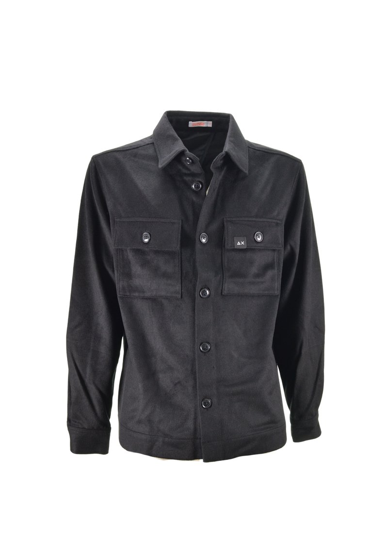 Camicia nera con bottoni realizzata in tessuto morbido, con due tasche sul petto, chiusura a bottoni e maniche lunghe. Etichetta di marca ben visibile sulla tasca.