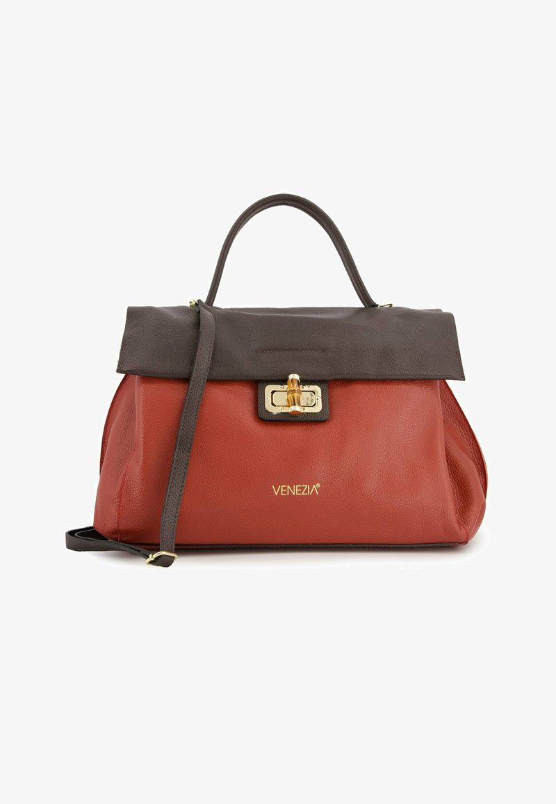Sac à main en cuir rouge et marron avec une forme structurée, doté d'un fermoir en or, d'un logo à l'avant et d'une bandoulière amovible.