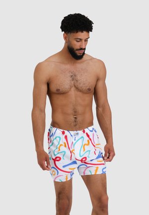 Herren-Badehosen aus weißem Stoff mit bunten abstrakten Mustern in Rot, Blau, Orange und grünen Wirbeln. Mit elastischem Bund.