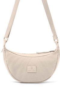Borsa a spalla beige con forma curva, realizzata in tessuto testurizzato, dotata di tracolla regolabile e di una patch con logo sulla parte anteriore. Dettaglio con chiusura lampo.