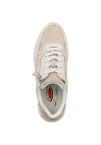 Beżowe sneakersy z zamszową i siateczkową cholewką, białe sznurowadła, zamek błyskawiczny z boku, wyściółka amortyzująca oraz gumowa podeszwa. Widoczne wewnętrzne logo marki.