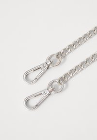 Stříbrný kovový řetěz s dvěma drápovými sponami na každém konci, s hladkými články a lesklým povrchem, ideální pro zajištění předmětů nebo doplňků.