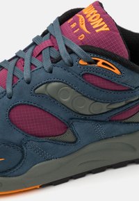 Sneakers w granatowo-bordowym kolorze, wykonane z siateczki i zamszu, z teksturowanymi akcentami i pomarańczowym logo na języku.