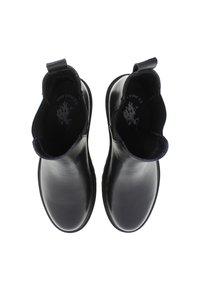 Svarta läderankelstövlar med elastiska sidopaneler, rund tå och texturerade sulor. Har en dragflik bak för enkelt på- och avtagande.