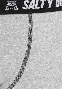 Sive hlače bokserice z črnim elastikastim pasom in belim napisom "SALTY DOG" ter risanim logotipom psa. Jasna šiviljska obdelava.