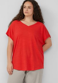 Rode V-hals T-shirt met korte mouwen, gemaakt van een lichte stof, met een ontspannen pasvorm en een gladde textuur. Minimalistisch ontwerp.