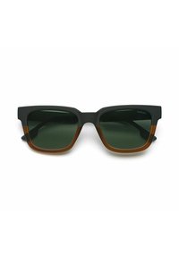 Lunettes de soleil rectangulaires noires et marron avec des verres verts. Finition mate sur la monture, présentant des angles vifs et des verres transparents pour la protection UV.
