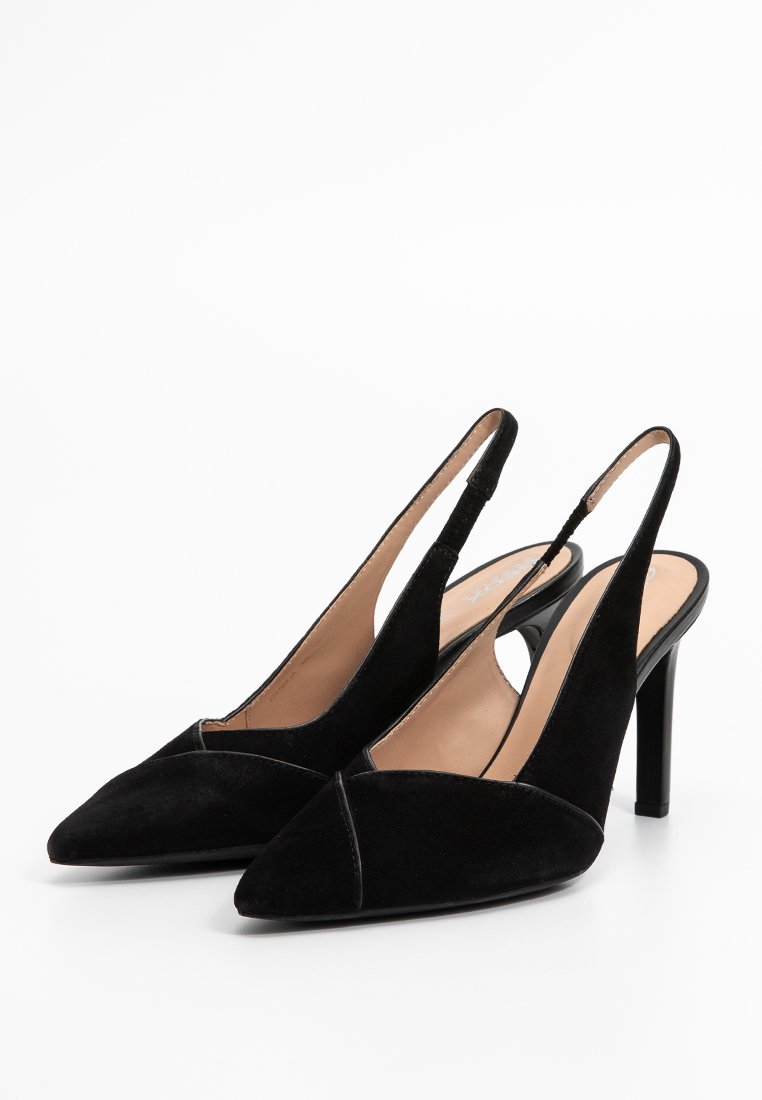 Schwarze Wildleder-Slingbacks mit spitzen Zehen, scharfem Design, einem Stiletto-Absatz und einer subtilen Naht entlang des Zehenbereichs.