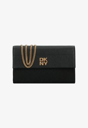 Schwarzes Clutch-Portemonnaie mit strukturiertem Leder und gemustertem Stoffboden. Goldene Kettenakzente und prominentes DKNY-Logo auf der Vorderseite.