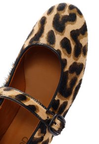 Zapato Mary Jane de estampado de leopardo con textura de piel de fur, correa de hebilla negra y interior de cuero marrón.
