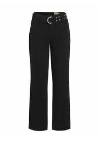 Pantalones de mezclilla negra con un corte de pierna ancha, que cuentan con un cinturón a juego con tachuelas cuadradas y una hebilla circular, además de bolsillos frontales.