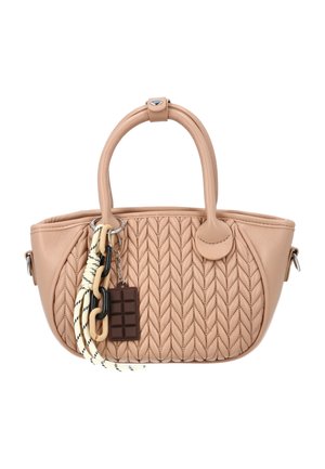 Sac à main matelassé beige avec des poignées arrondies, décoré d'une corde crème et noire, de maillons de chaîne en plastique et d'un porte-clés en forme de barre chocolatée.