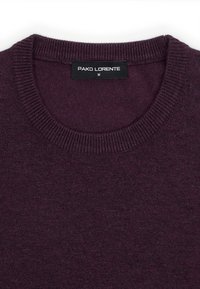 Fioletowy sweter z okrągłym dekoltem w rozmiarze medium, z żebrowanym wykończeniem dekoltu oraz czarną metką marki "Pako Lorente" wszytą wewnątrz kołnierza.