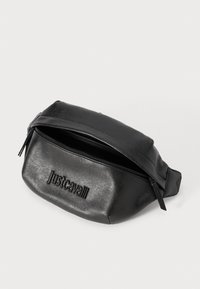 Marsupio nero in ecopelle con logo "Just Cavalli" in rilievo. Presenta una chiusura a zip e una finitura liscia e lucida.