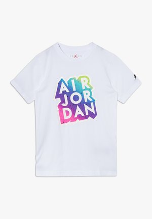 Wit T-shirt met een kleurrijke, oversized afbeelding waarop "AIR JORDAN" staat in verloopkleuren van blauw, groen, geel en roze.