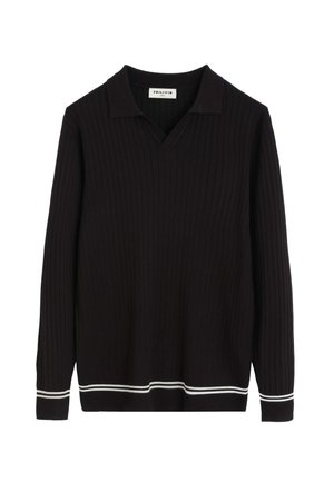 Pull noir en maille côtelée à manches longues avec un col et des doubles rayures blanches aux poignets et à l'ourlet.