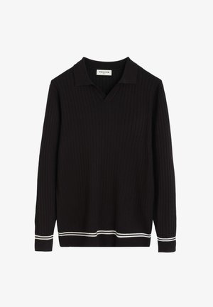 Pull noir en maille côtelée à manches longues avec un col et des doubles rayures blanches aux poignets et à l'ourlet.
