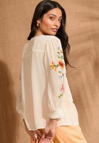 Love & Roses EMBROIDERED SCALLOP DETAIL LONG SLEEVE  - Pusero - ivory