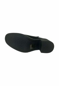 Zapato negro de tacón con suela de goma texturizada, punta redondeada y tacón bajo en bloque. Presenta un cierre de cremallera lateral.