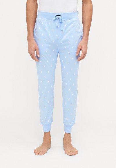 Pantaloni de pijama bleu deschis cu talie elastică și șnur, având un model repetat de logo-uri mici și manșete conice.