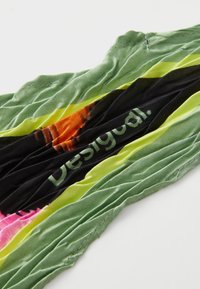 Multifarvet stof med et design, der indeholder nuancer af grøn, pink, orange og sort, let struktureret og krøllet, med mærket "Desigual".