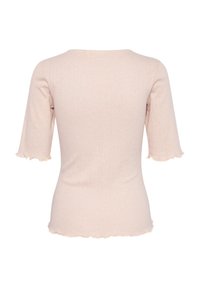 Šviesiai rožinė prigludusi bluzonė su raukšlėta tekstūra, trijų ketvirčių rankovėmis ir raukšlėtais kraštais. Paprastas dizainas, tinkamas sluoksniavimui arba kasdieniam dėvėjimui.